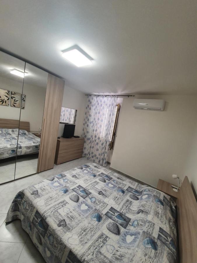 Yellowhouse Apartment Кала Гононе Екстериор снимка