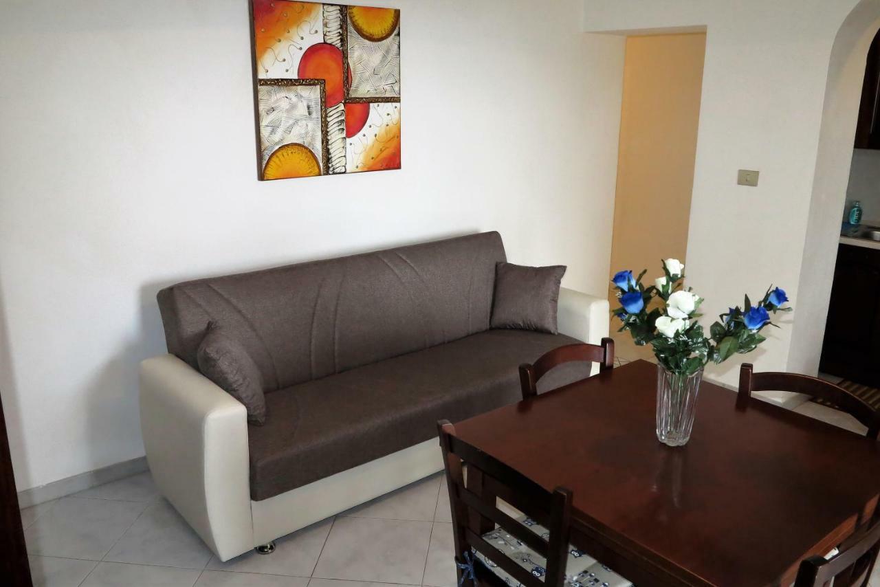 Yellowhouse Apartment Кала Гононе Екстериор снимка