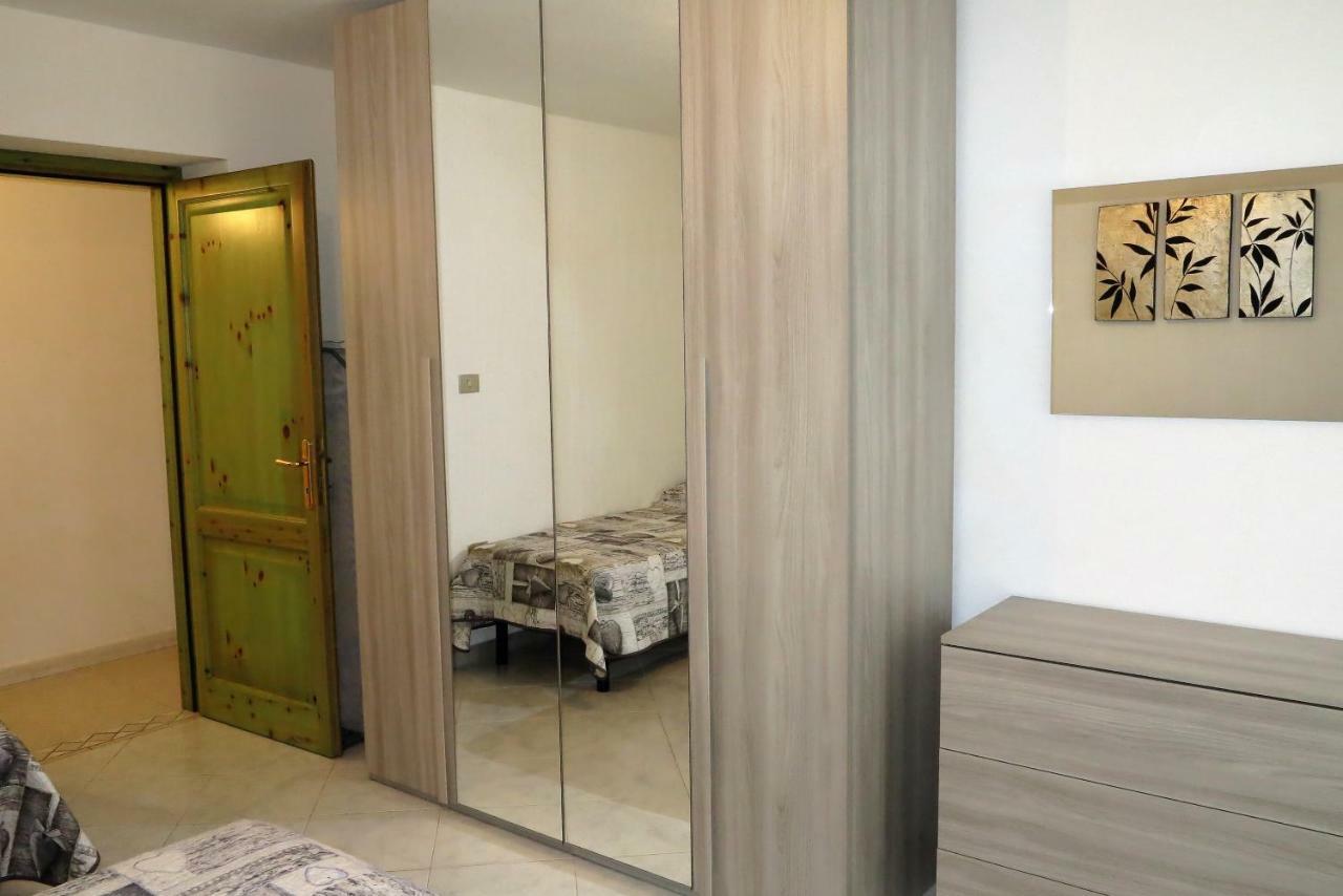Yellowhouse Apartment Кала Гононе Екстериор снимка