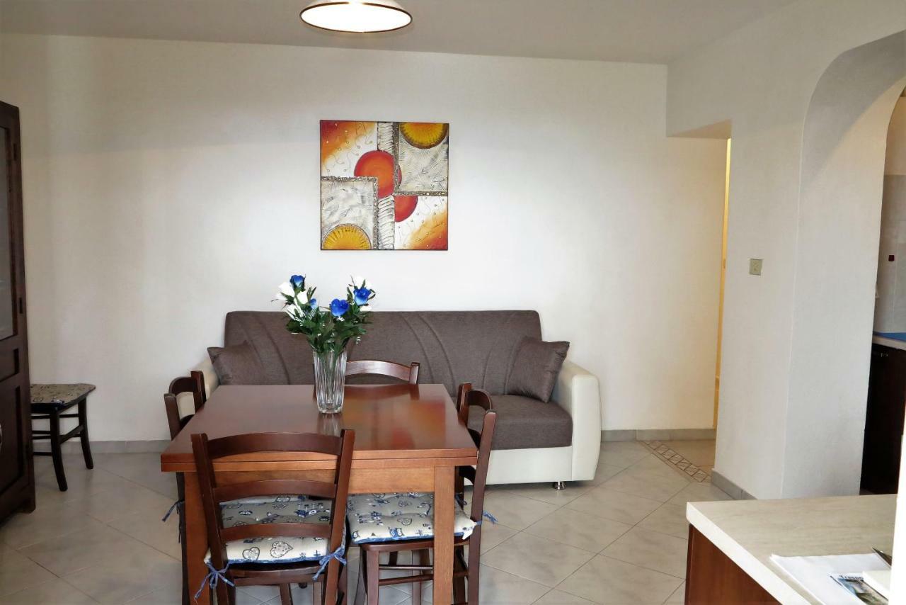 Yellowhouse Apartment Кала Гононе Екстериор снимка