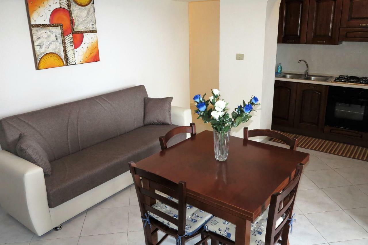 Yellowhouse Apartment Кала Гононе Екстериор снимка